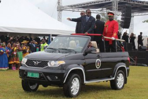 Президент Намибии принимает парады на УАЗе Патриот